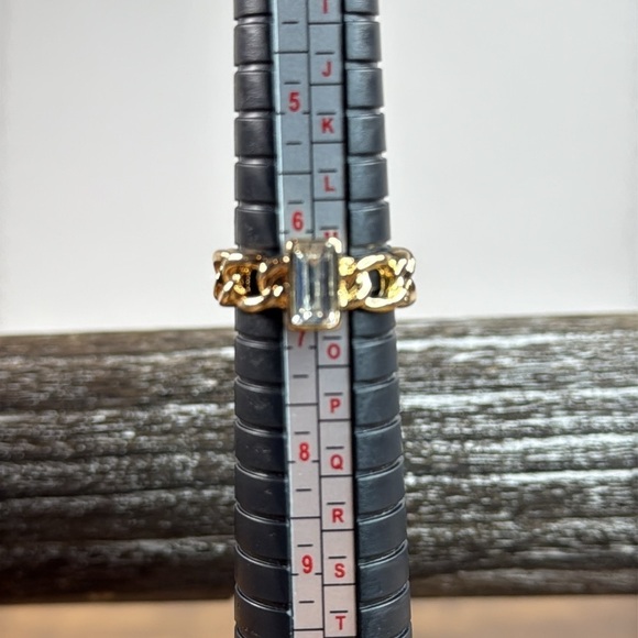 Elegant Gold Ring with Rectangular Stone - Picture 6 of 6